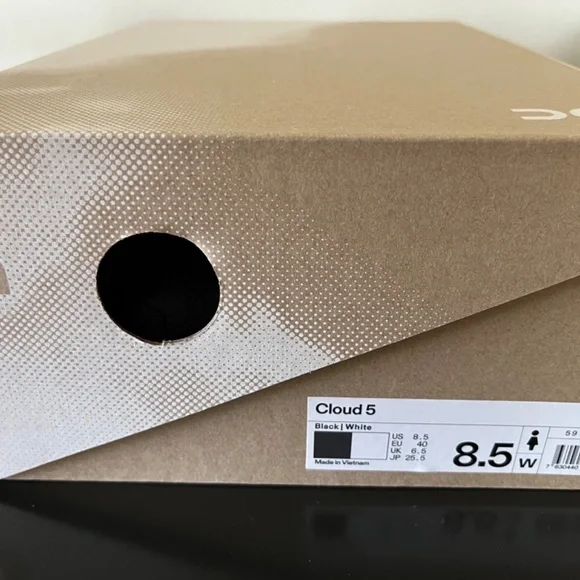 NWT black and white womens on cloud sneakers - Picture 5 of 5